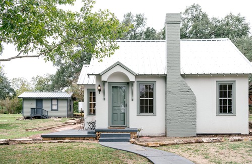 Burton House | Historic Cottage & Century Oaks