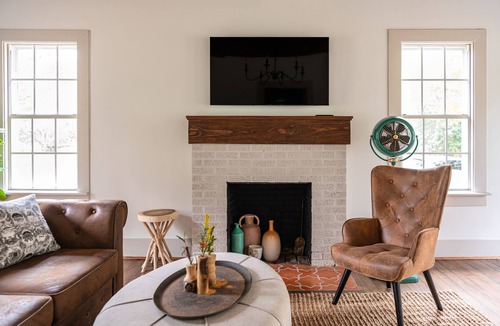 Burton House | Historic Cottage & Century Oaks