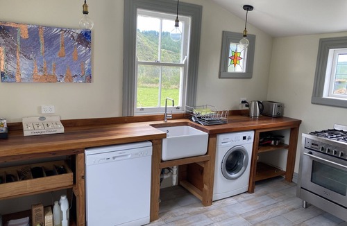 Manakau Cottage | Historic cottage in peaceful rural setting