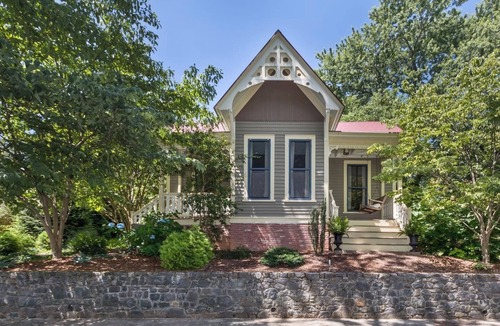 Historic Montford Cottage | Historic Cottage Retreat walk to downtown porch swings cozy fireplaces