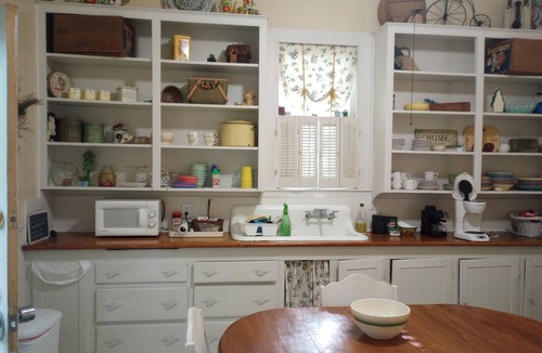 Bonham House | Historic Cottage Sleeps 10 with Pond, S'mores/Hotdog FirePit, Games, BBQ Pit