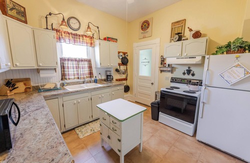 Oregon Cottage | Historic Cottage - Walk to Downtown & Trails