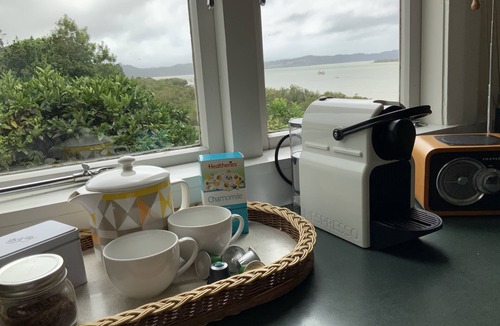 Kohukohu House | Historic cottage with harbour views