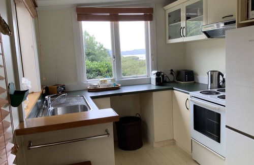 Kohukohu House | Historic cottage with harbour views