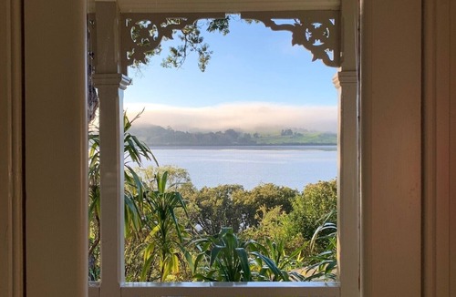 Kohukohu House | Historic cottage with harbour views