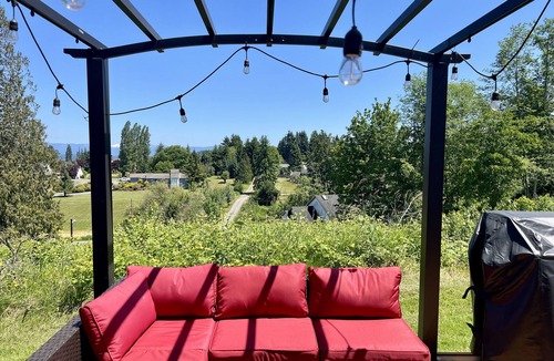 Snohomish Cottage | Historic Cottage with Mountain Views