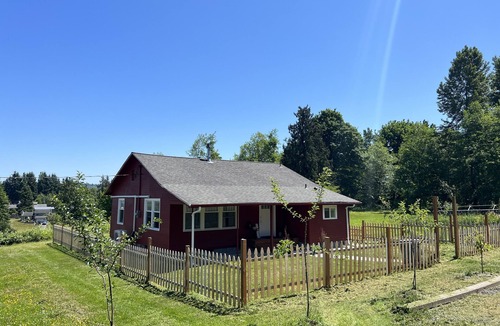 Snohomish Cottage | Historic Cottage with Mountain Views