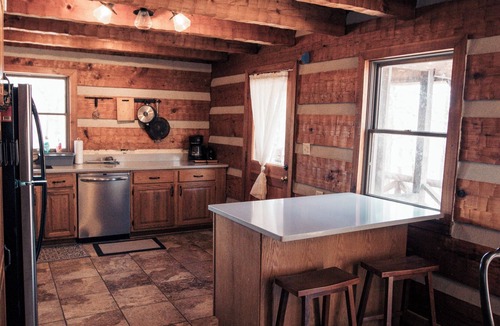 Franklin Cabin | Historic Cozy 4-bedroom Log Cabin with Hot Tub in charming Leipers Fork