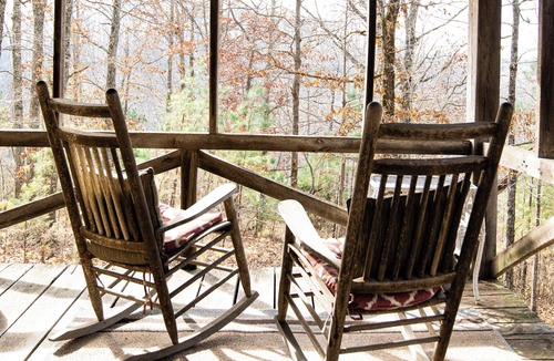 Franklin Cabin | Historic Cozy 4-bedroom Log Cabin with Hot Tub in charming Leipers Fork