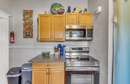 Menlo Park House | Historic Craftsman Charm | Fire Pit | Pet Friendly