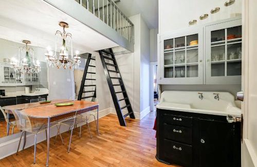 Decatur Apartment | Historic Decatur Apt w/City Square Views