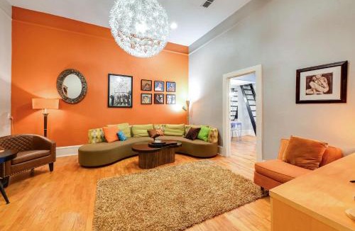 Decatur Apartment | Historic Decatur Apt w/City Square Views