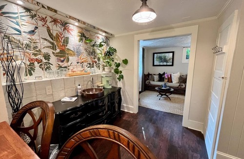 Laurelhurst Condo | Historic Dougan Suites : Suite 1