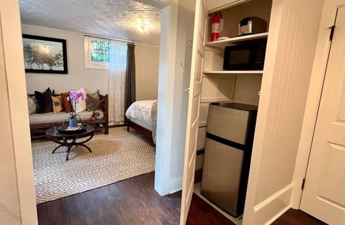 Laurelhurst Condo | Historic Dougan Suites : Suite 1