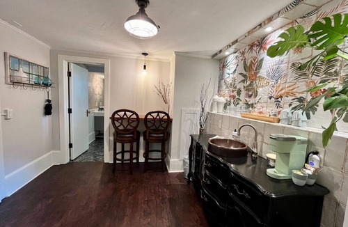 Laurelhurst Condo | Historic Dougan Suites : Suite 1