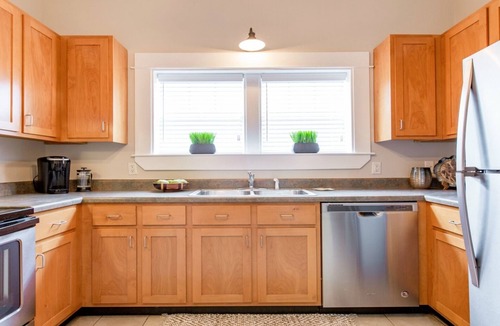 MLK University House | Historic Downtown Chattanooga Home Sleeps 7 near Riverfront and UTC