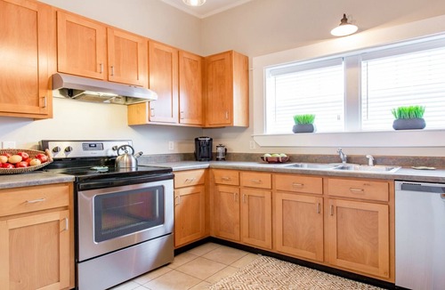 MLK University House | Historic Downtown Chattanooga Home Sleeps 7 near Riverfront and UTC