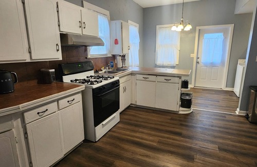 Clarksville House | Historic Downtown Craftsman, 3br/2ba with a yard