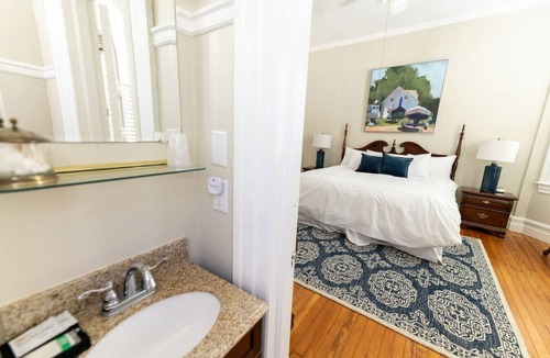 Edenton Bed & Breakfast | Historic Downtown Edenton Captain`s Quarters Inn King Suite 1st Floor