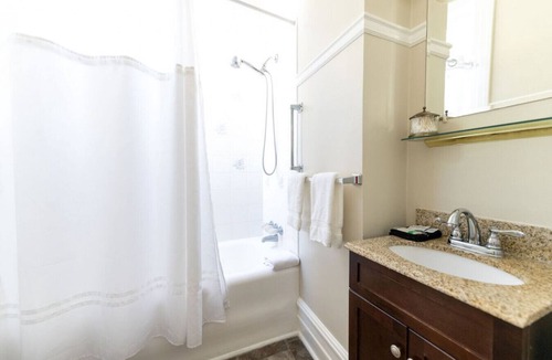Edenton Bed & Breakfast | Historic Downtown Edenton Captain`s Quarters Inn King Suite 1st Floor