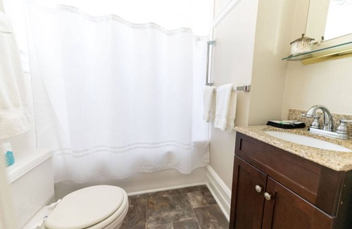 Edenton Bed & Breakfast | Historic Downtown Edenton Captain`s Quarters Inn King Suite 1st Floor