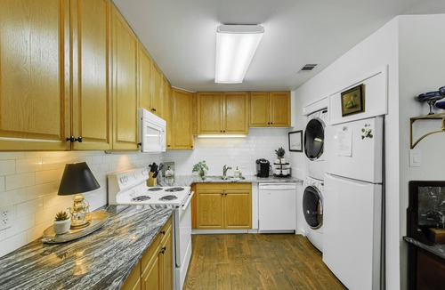 Georgetown Apartment | Historic downtown Georgetown. 998 steps to the square and 199 to the University.