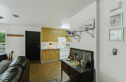Georgetown Apartment | Historic downtown Georgetown. 998 steps to the square and 199 to the University.
