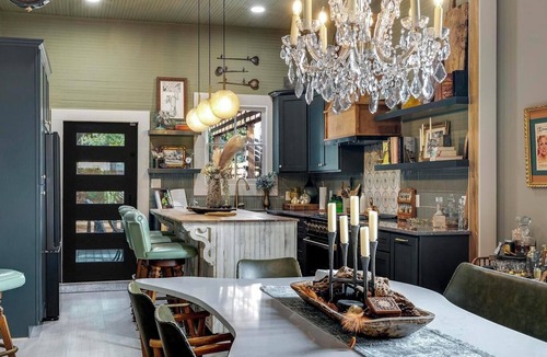 Downtown San Antonio House | Historic Downtown Luxury - Hemisfair, Courthouse, King Williams, Pearl