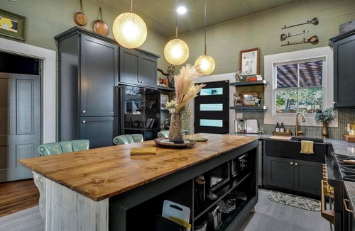 Downtown San Antonio House | Historic Downtown Luxury - Hemisfair, Courthouse, King Williams, Pearl