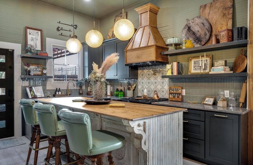 Downtown San Antonio House | Historic Downtown Luxury - Hemisfair, Courthouse, King Williams, Pearl