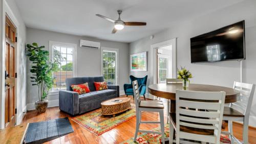 Marble Falls House | Historic Downtown Marble Falls Home 6 Priv Suits