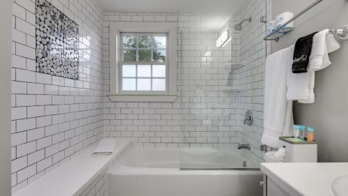 Marble Falls House | Historic Downtown Marble Falls Home 6 Priv Suits