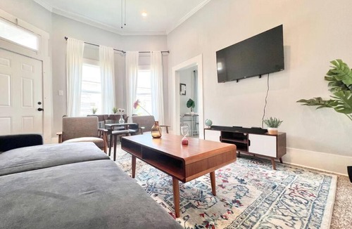Near East Side House | Historic Downtown Oasis, Alamo dome, Riverwalk,