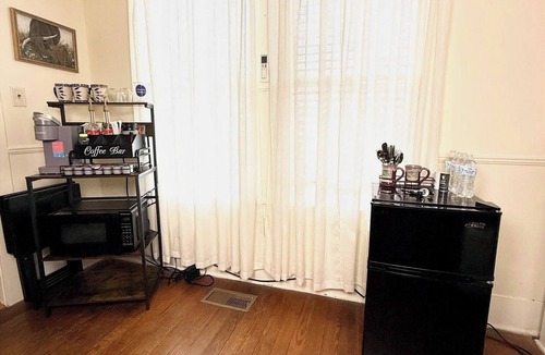 Brenham House | Historic, Downtown, Private Entrance and Bath