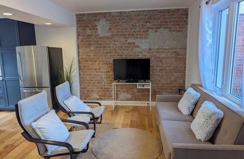 Walkerville House | Historic Elegance Meets Modern Comfort|Stylish 2BR 2Bth, Walkable Heritage Area