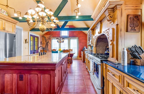 Franklin Springs House | Historic fairytale home & studio with gourmet kitchen, washer/dryer, & AC
