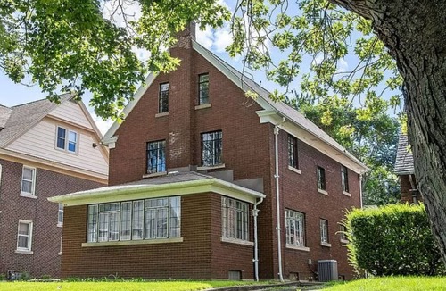 Niagara Falls House | Historic Falls Gem-Arcade projector office 1Kmbps
