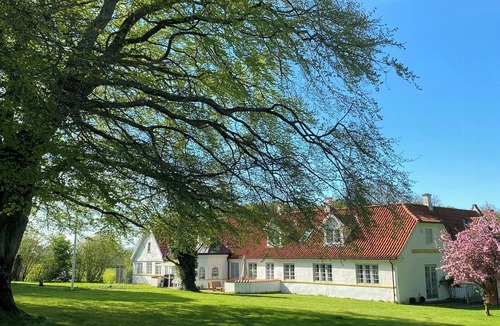 Randers House | Historic farm with church view near Randers