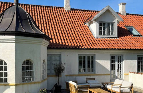 Randers House | Historic farm with church view near Randers