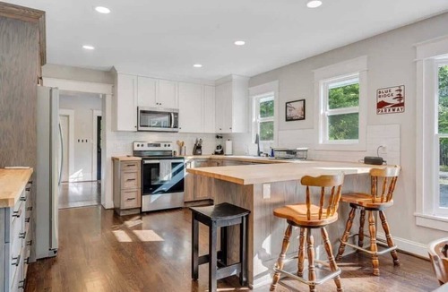 Roanoke House | Historic Farmhouse|5 acres|Hot Tub| Parkway Access