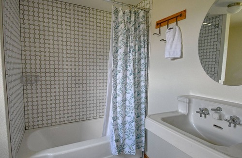 Tahlequah House | Historic Farmhouse Along the Illinois River