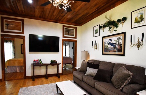 Tahlequah House | Historic Farmhouse Along the Illinois River