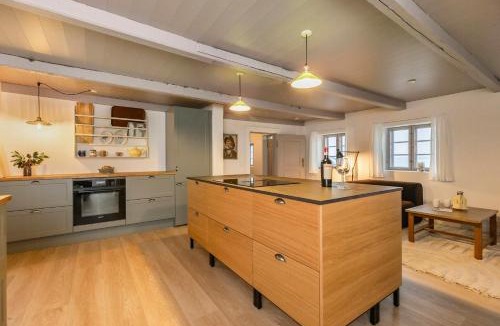 Sillerslev House | Historic Ferry House By Limfjorden In Sillerslev