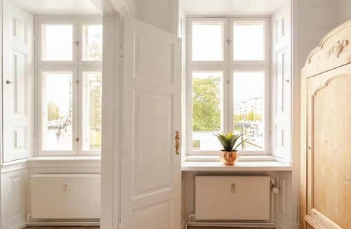 Christianshavn Apartment | Historic flat by the canal in Christianshavn