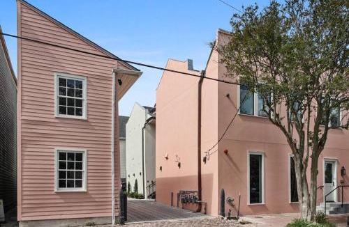 Lower Garden District Apartment | Historic Garden District 5BR with Parking and Balcony
