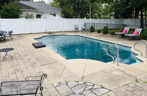 Paducah House | Historic Group Retreat w/Pool in Paducah
