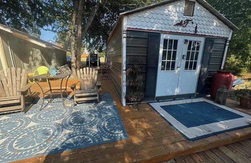 Bonham House | Historic Guest Cottage Pet-Friendly Walk to Downtown Bonham