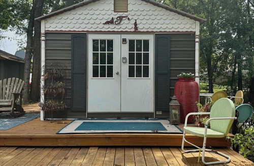 Bonham House | Historic Guest Cottage Pet-Friendly Walk to Downtown Bonham