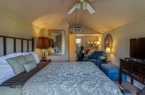 Bonham House | Historic Guest Cottage Pet-Friendly Walk to Downtown Bonham