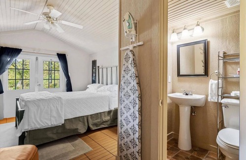 Bonham House | Historic Guest Cottage Pet-Friendly Walk to Downtown Bonham